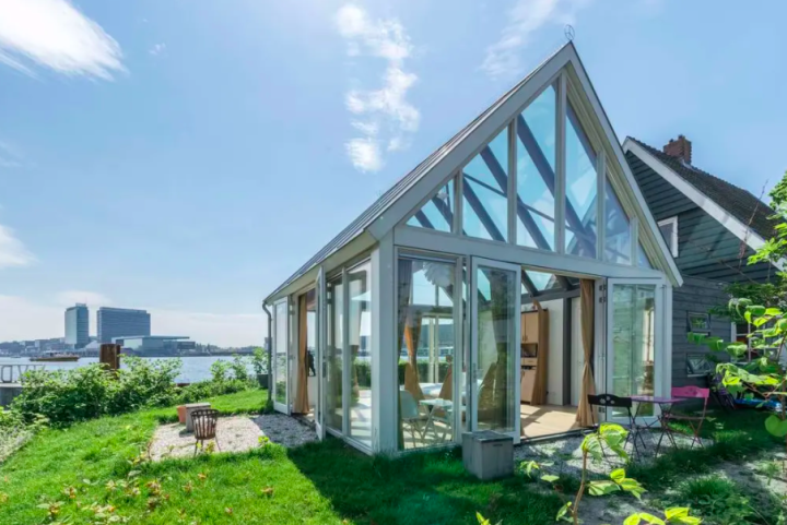 Verblijf in een glazen huisje aan het IJ | VakantiePiraten